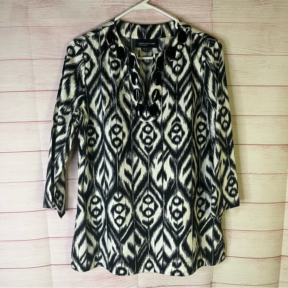 Jones New York‎ Signature Blue White Black Embellished Jewel Neckline Top Med